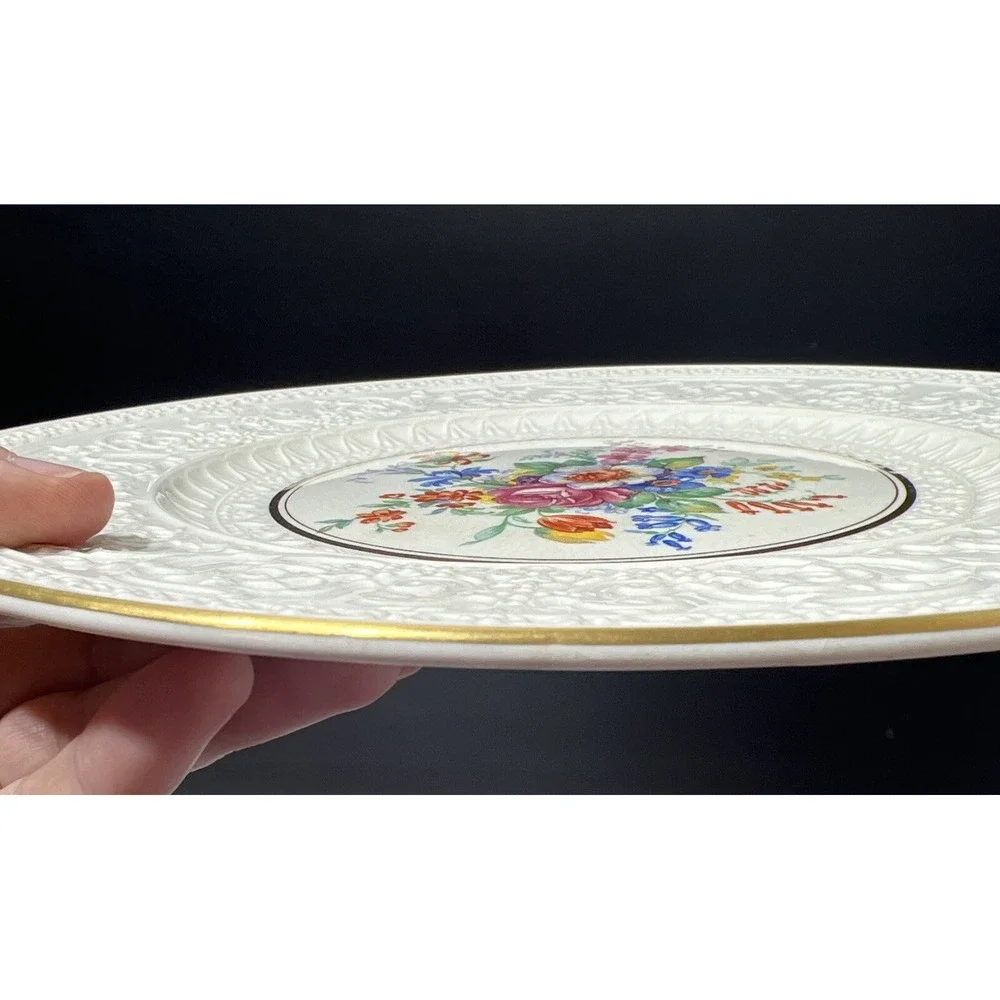 Wedgwood England‎ Embossed Ivory Porcelain Floral Dinner Plate Gold Trim 11